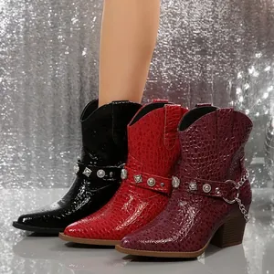 Bottines western élégantes en noir, rouge et bordeaux avec texture en similicuir gaufré