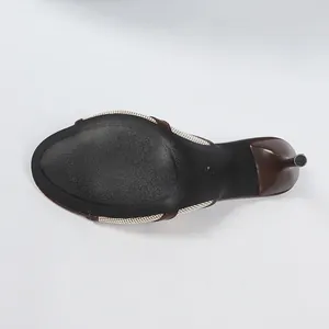 Antislip zool detail van elegante dames muiltjes met hoge hak en een slanke hak