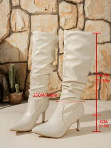 Vista detallada de botas altas de aguja plisadas en crema con dimensiones dadas