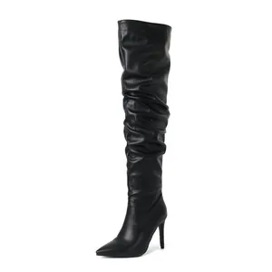 Elegantes botas mosqueteras negras de punta con tacón de aguja y detalle fruncido