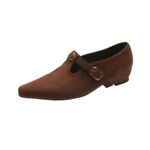 Dettaglio scarpa Mary Jane in camoscio marrone con fibbia floreale dorata