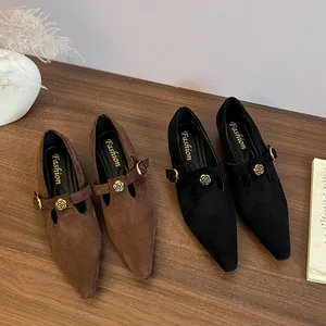 Vista dettagliata di scarpe Mary Jane in pelle scamosciata marrone e nera con fibbie