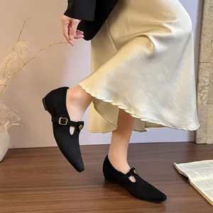 Eleganti scarpe Mary Jane in pelle scamosciata nera con punta e fibbia su modella