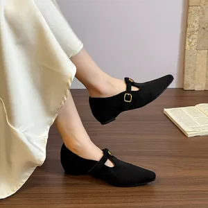 Eleganti scarpe Mary Jane in pelle scamosciata nera con punta e una fibbia dorata