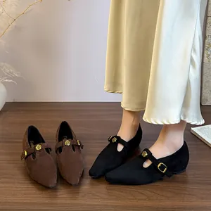 Eleganti scarpe Mary Jane a punta in stile francese con finitura scamosciata e fibbia