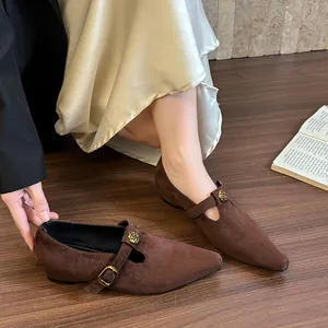 Dettaglio scarpe Mary Jane a punta in camoscio marrone con fibbia a rosa vintage