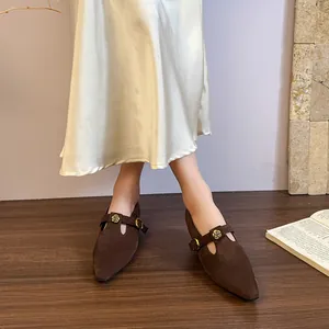 Eleganti scarpe Mary Jane in pelle scamosciata marrone con fibbie vintage dorate