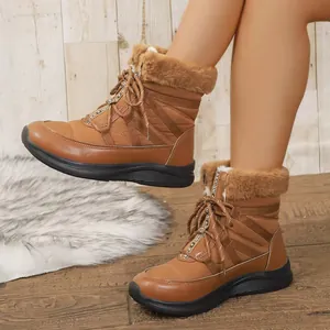 Detailansicht der braunen Damen-Schneestiefel mit Kunstfellbesatz und Schnürung.