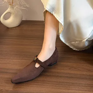 Dettaglio scarpa Mary Jane in camoscio marrone con fibbia a rosa