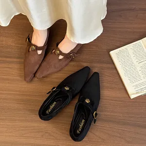 Elegante primo piano di scarpe Mary Jane vintage a punta con fibbia a rosa dorata