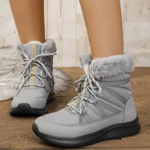 Detailansicht grauer Damen-Schneestiefel mit flauschigem Kunstpelzfutter und dicken Sohlen