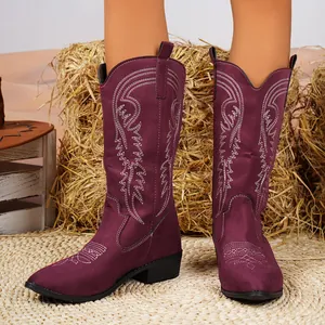 Vue détaillée des bottes de cow-boy bordeaux brodées avec un petit talon carré