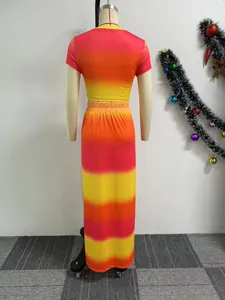 Achteraanzicht van tweedelige set met crop top en maxi-rok in oranje geel verloop
