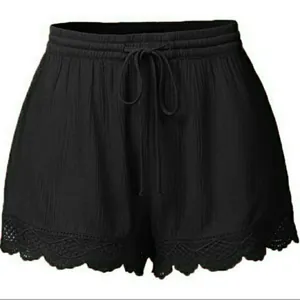 Détail du short d'été noir avec bordure en dentelle décorative et taille à cordon