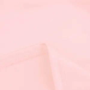 Primo piano del tessuto dell'abito da sera rosa che mostra i dettagli di cucitura e texture