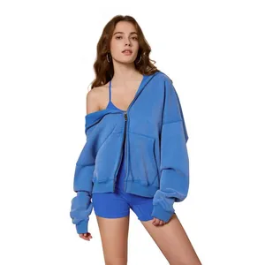 Detailweergave van zware vintage blauwe oversized hoodie met een dubbelzijdige ritssluiting