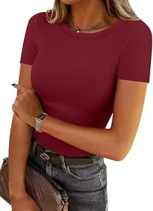 Détail rapproché d'un t-shirt femme bordeaux à manches courtes en maille côtelée ajustée