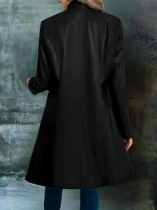 Vista trasera de un cortavientos largo de cuero negro retro para mujer, textura lisa
