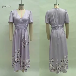 Vues détaillées avant et arrière d'une robe longue plissée violette à imprimé floral.