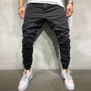 Primer plano de pantalones cargo jogger negros para hombre con diseño de pierna