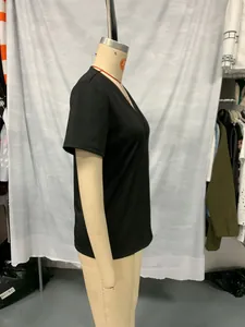Vue latérale d'un t-shirt décontracté noir à col en V et coupe ample pour femme