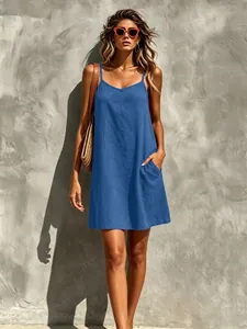 Elegantes blaues ärmelloses Kleid mit V-Ausschnitt und Taschen in stilvoller Außenumgebung