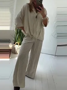 Zomers tweedelig gestreept setje met losse top en wijde broek voor dames