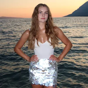 Detail eines sexy silbernen Minirocks mit großen Pailletten, getragen bei Sonnenuntergang