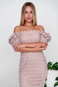 Detalle de vestido midi de encaje rosa con hombros descubiertos, motivos florales y mangas abullonadas