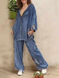 Ensemble deux pièces en denim décontracté pour femme avec empiècements léopard.