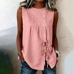 Primer plano detallado de la blusa rosa sin mangas con elegantes botones y cordones laterales