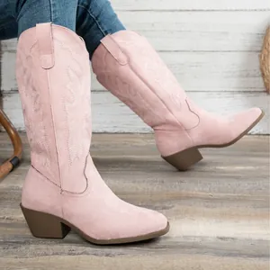 Nahaufnahme der stilvollen rosa bestickten Western-Cowboystiefel mit mittlerem Absatz