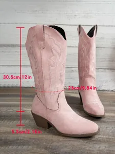 Rosa bestickte Westernstiefel mit Details zu Schafthöhe, Umfang und Absatzhöhe.