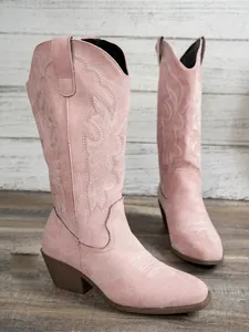 Detailansicht von rosa Wildleder-Westernstiefeln mit aufwendiger weißer Stickerei