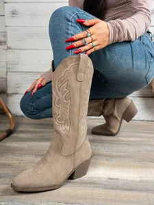 Detailansicht der Damen Westernstiefel aus taupefarbenem Wildleder mit weißer Stickerei.