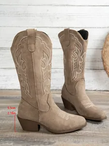 Detailansicht der beigen Westernstiefel mit 5,5 cm mittelhohem Absatz und Stickerei.