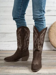 Detailansicht brauner Westernstiefel aus Wildlederimitat mit feinen weißen Stickereien