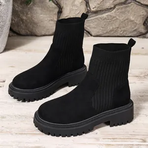 Elegantes botas de plataforma negras con detalle de punto acanalado y suela dentada