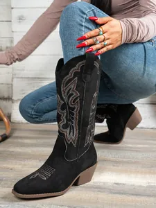 Detailansicht schwarzer Westernstiefel mit aufwendiger Bestickung und runder Zehenkappe