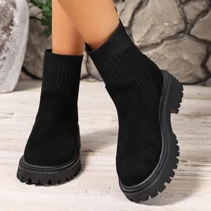 Elegantes botas tipo calcetín de punto negro con suela gruesa para uso exterior