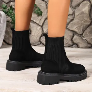 Botas tipo calcetín negras elegantes para mujer con suela track y detalles punto.