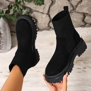 Primer plano de botas de calcetín negras con plataforma, parte superior de punto y ante