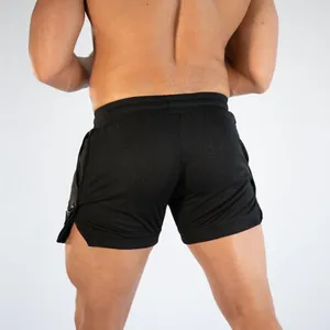 Achteraanzicht van zwarte sneldrogende mesh sportshorts op een mannelijk fitnessmodel.
