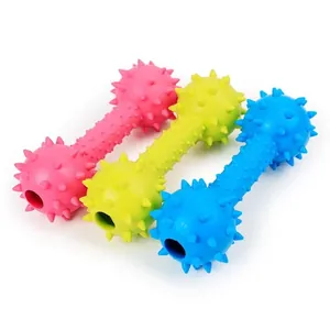Primo piano di giocattoli da masticare per cani a forma di manubrio TPR con punte colorate