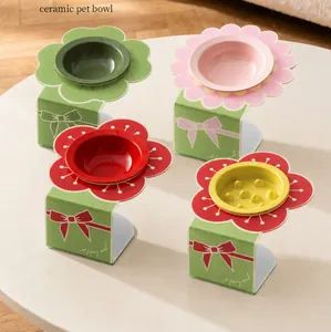 Detailweergave van kleurrijke bloemvormige voerbakken met acryl houders voor huisdieren