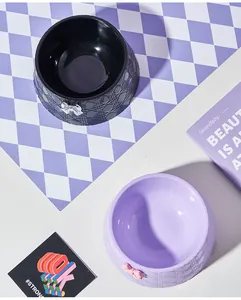 Détail de bols pour animaux avec nœud élégant et design à texture matelassée raffinée.