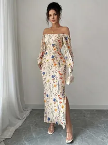Elegantes schulterfreies Maxikleid mit Blumendruck, Laternenärmeln und hohem Schlitz