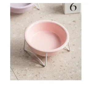Vue détaillée du bol en céramique rose pour animaux avec support blanc