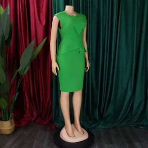 Seitenansicht eines eleganten grünen ärmellosen Bleistiftkleids mit Taillenfalten