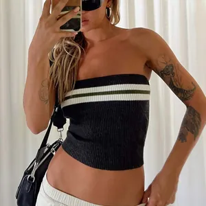 Vista de detalle de un sexy top de tubo de punto para mujer con rayas y ajuste ceñido al cuerpo
